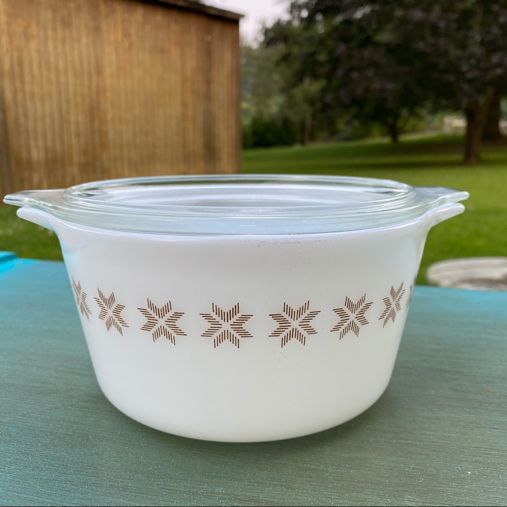 Pyrex Brown star #473 1 quart w lid